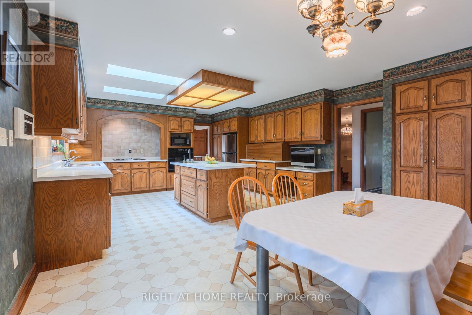 425 Golf Club Road, Hamilton, Ontario  L0R 1P0 - Photo 12 - X12499606