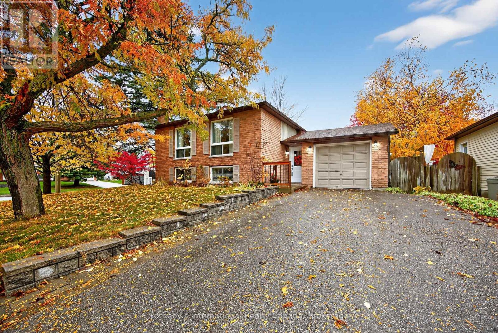 17 Coles Street, Barrie (Sunnidale), Ontario  L4N 5W8 - Photo 2 - S12499684