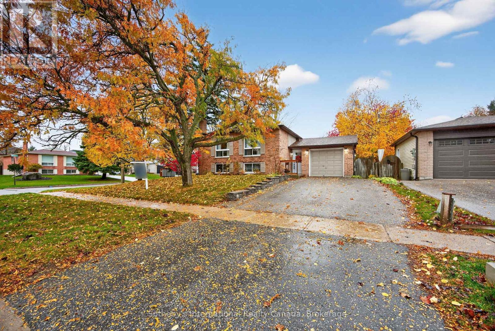 17 Coles Street, Barrie (Sunnidale), Ontario  L4N 5W8 - Photo 4 - S12499684