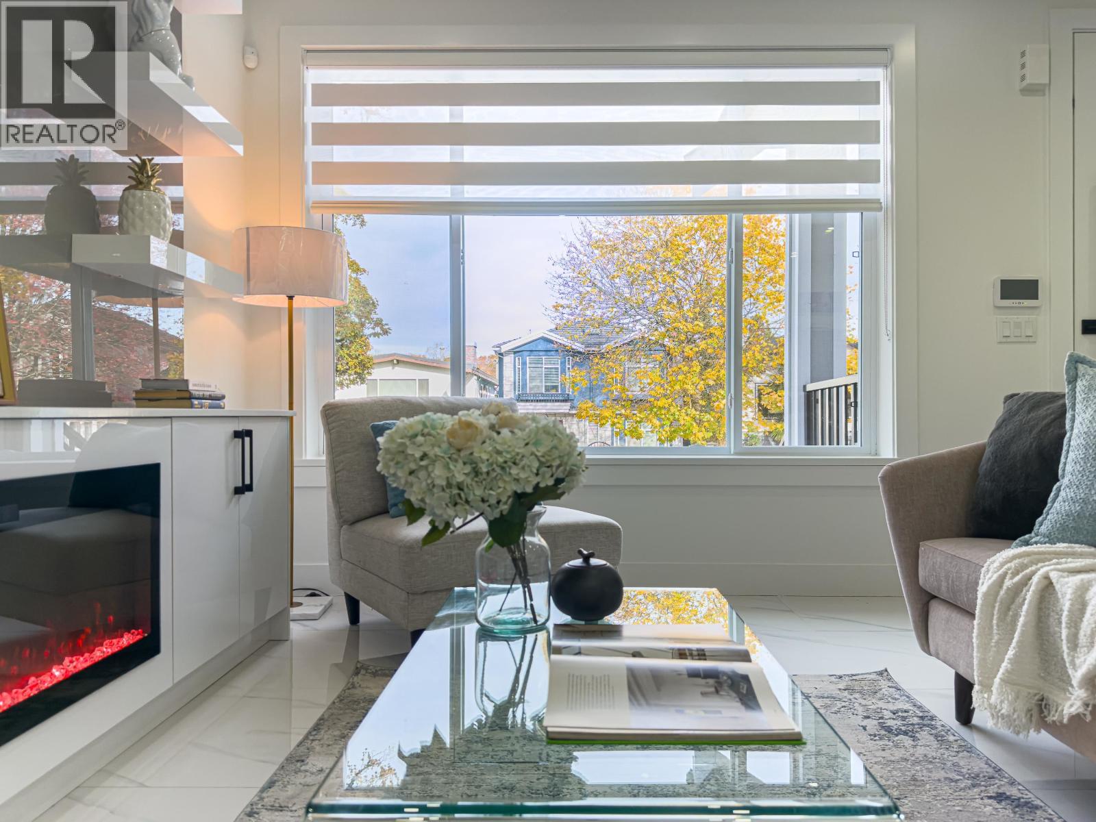 Listing Picture 3 of 19 : 2174 E 46TH AVENUE, Vancouver / 溫哥華 - 魯藝地產 Yvonne Lu Group - MLS Medallion Club Member