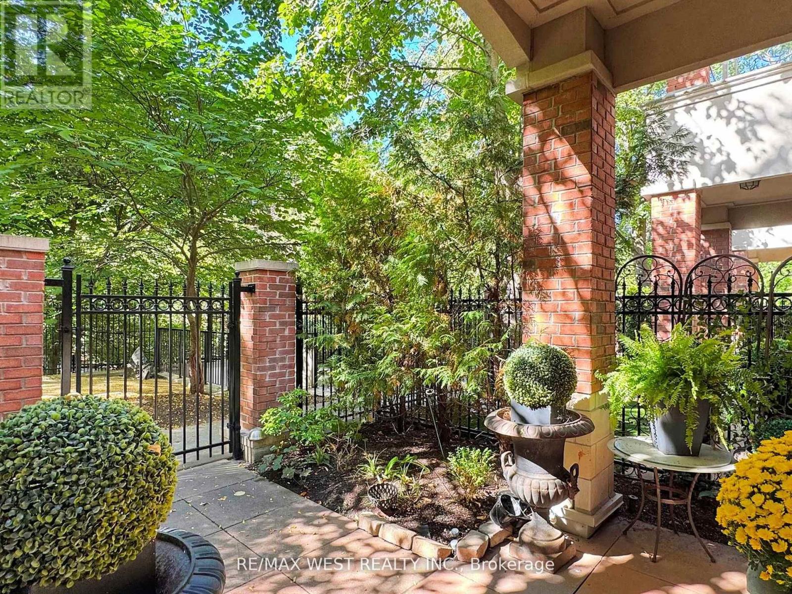 Th 14 - 20 Burkebrook Place, Toronto, Ontario  M4G 0A1 - Photo 3 - C12499718