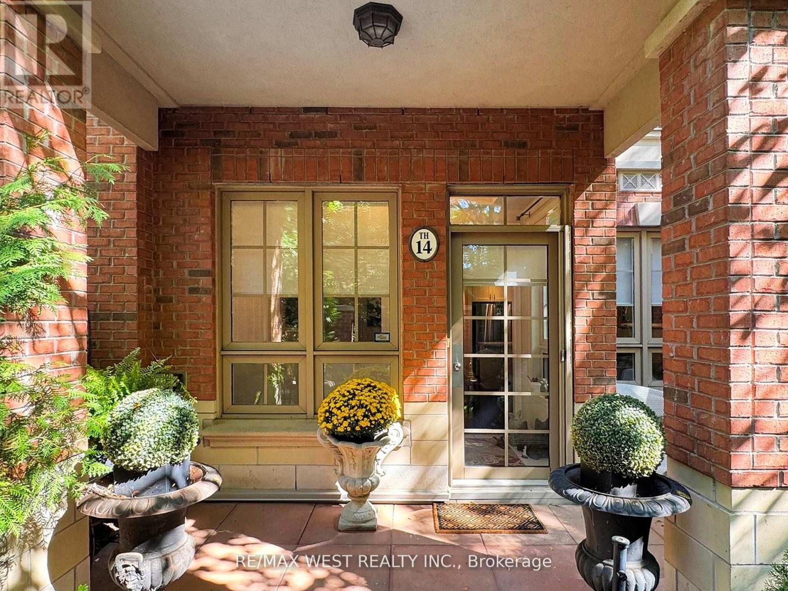 Th 14 - 20 Burkebrook Place, Toronto, Ontario  M4G 0A1 - Photo 4 - C12499718