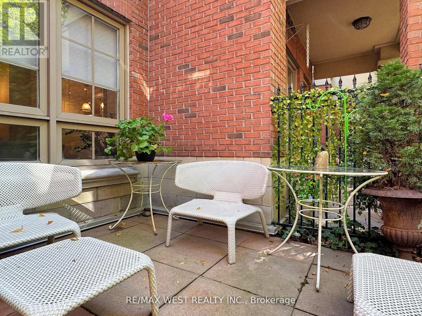 Th 14 - 20 Burkebrook Place, Toronto, Ontario  M4G 0A1 - Photo 5 - C12499718