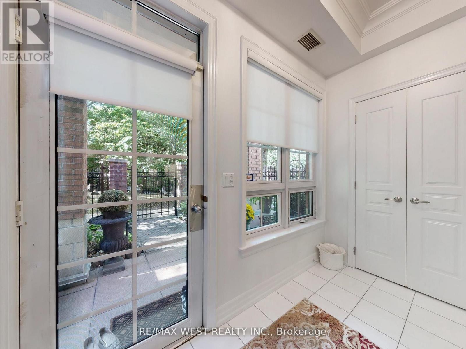 Th 14 - 20 Burkebrook Place, Toronto, Ontario  M4G 0A1 - Photo 7 - C12499718