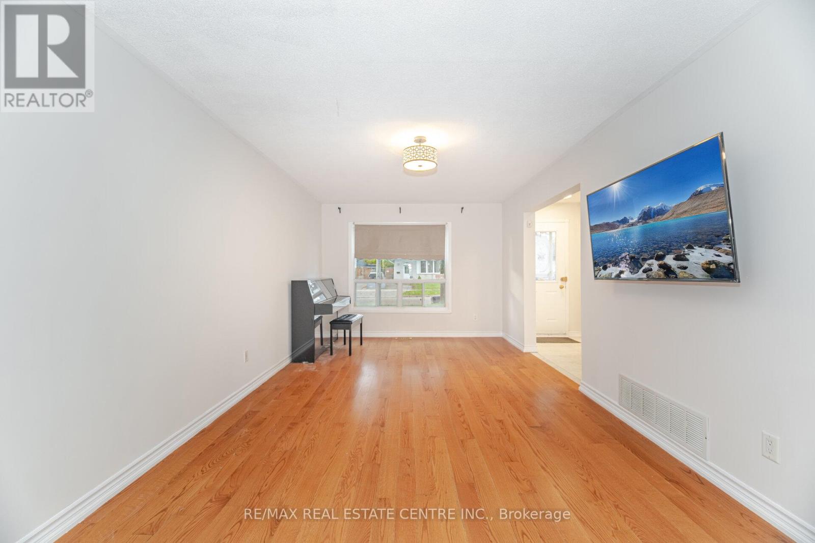 51 Crawford Drive, Brampton, Ontario  L6V 2C6 - Photo 5 - W12499700