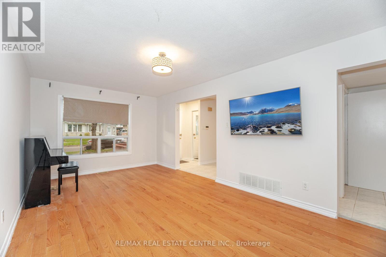 51 Crawford Drive, Brampton, Ontario  L6V 2C6 - Photo 6 - W12499700