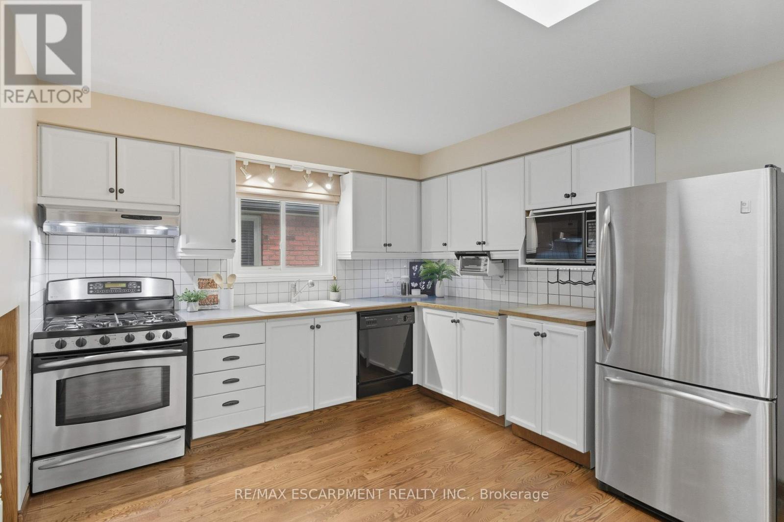 68 Firenze Street, Hamilton (Gurnett), Ontario  L9C 6V7 - Photo 14 - X12499662