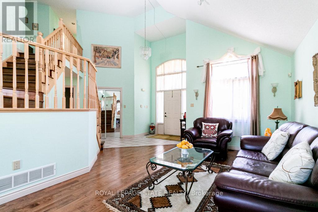 54 Falconridge Drive, Hamilton, Ontario  L9B 2P3 - Photo 12 - X12499670