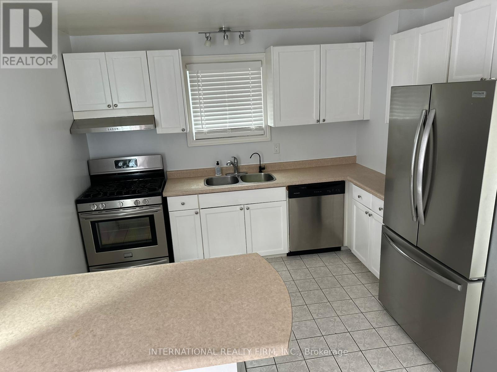 130 Sekura Crescent, Cambridge, Ontario  N1R 7E9 - Photo 5 - X12499708