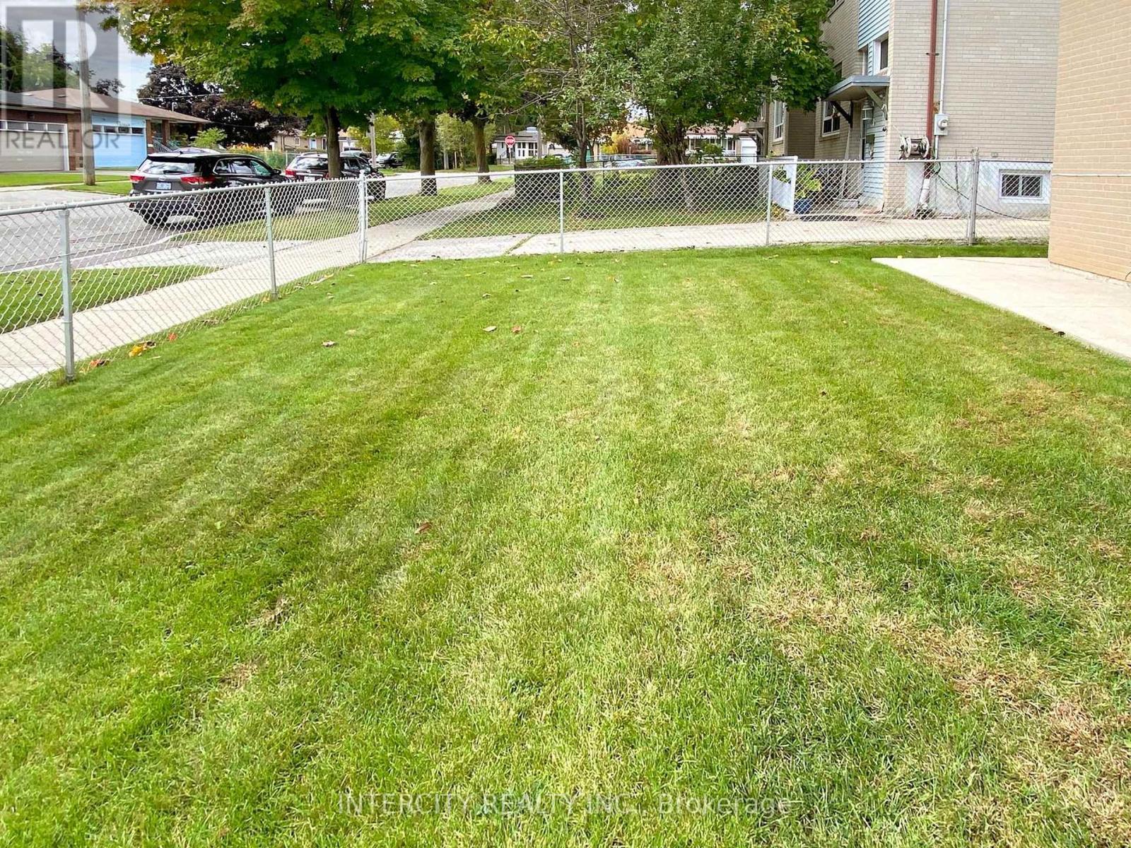 26 Donnalyn Drive, Toronto, Ontario  M2R 2R8 - Photo 8 - C12499784