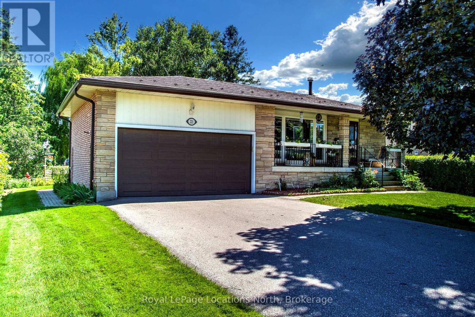 221 John Street, Clearview, Ontario  L0M 1S0 - Photo 2 - S12429112