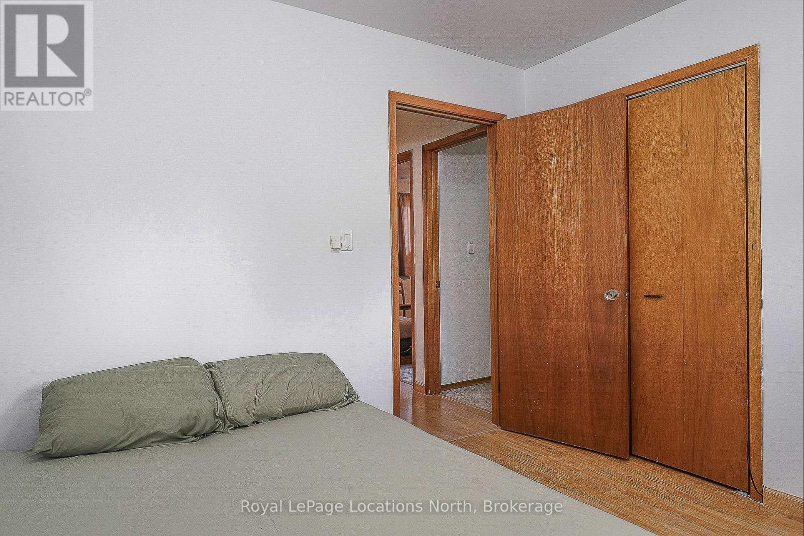 221 John Street, Clearview, Ontario  L0M 1S0 - Photo 12 - S12429112