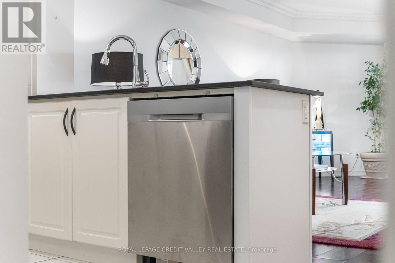 2407 - 9 George Street N, Brampton, Ontario  L6X 0T7 - Photo 14 - W12499790