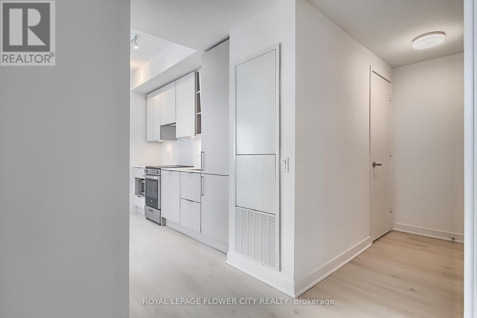 5704 - 3900 Confederation Parkway, Mississauga, Ontario  L5B 0M3 - Photo 10 - W12499808