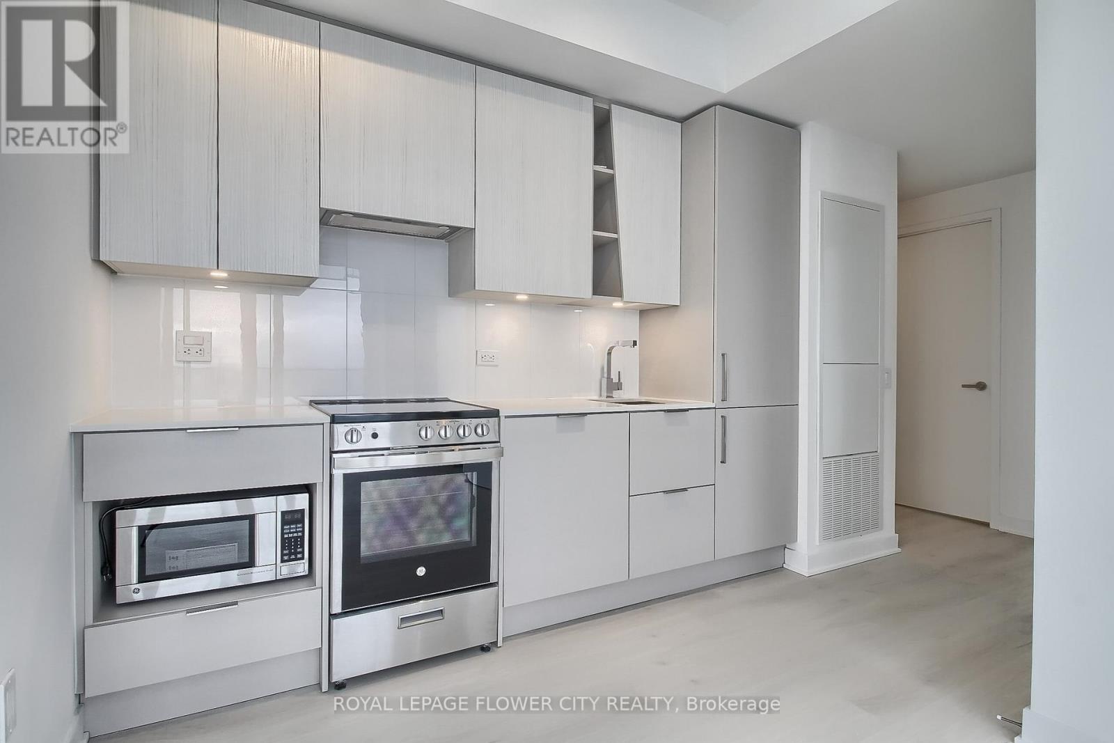 5704 - 3900 Confederation Parkway, Mississauga, Ontario  L5B 0M3 - Photo 13 - W12499808