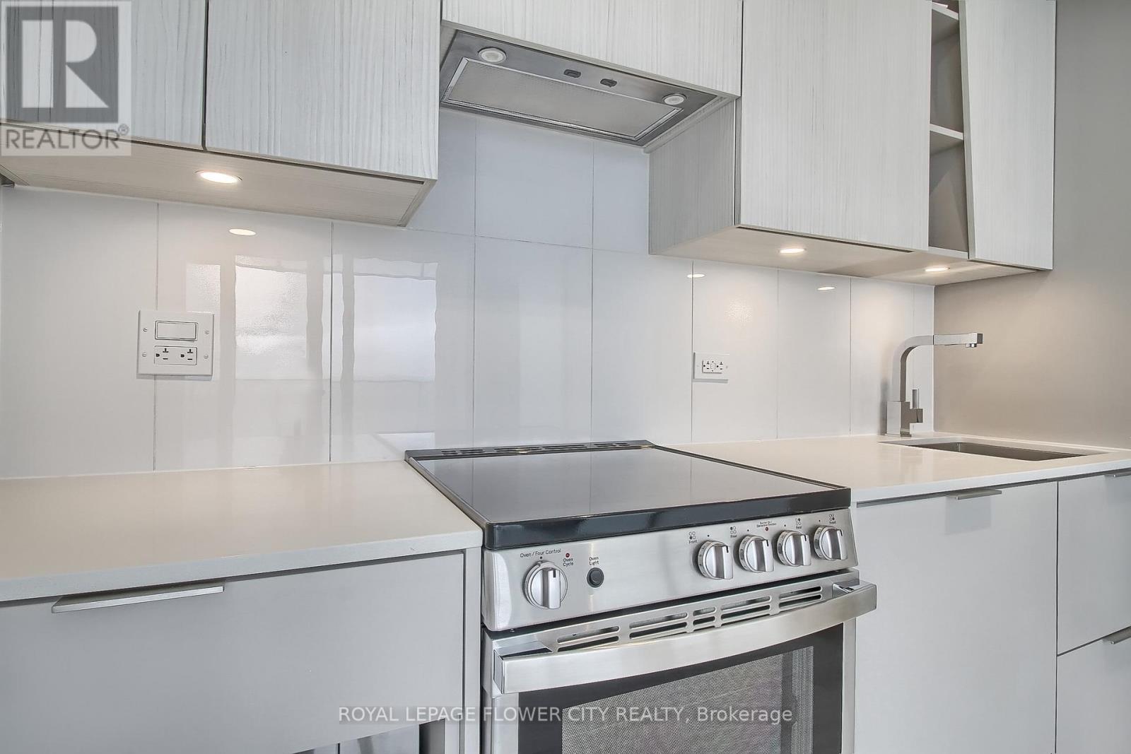 5704 - 3900 Confederation Parkway, Mississauga, Ontario  L5B 0M3 - Photo 14 - W12499808