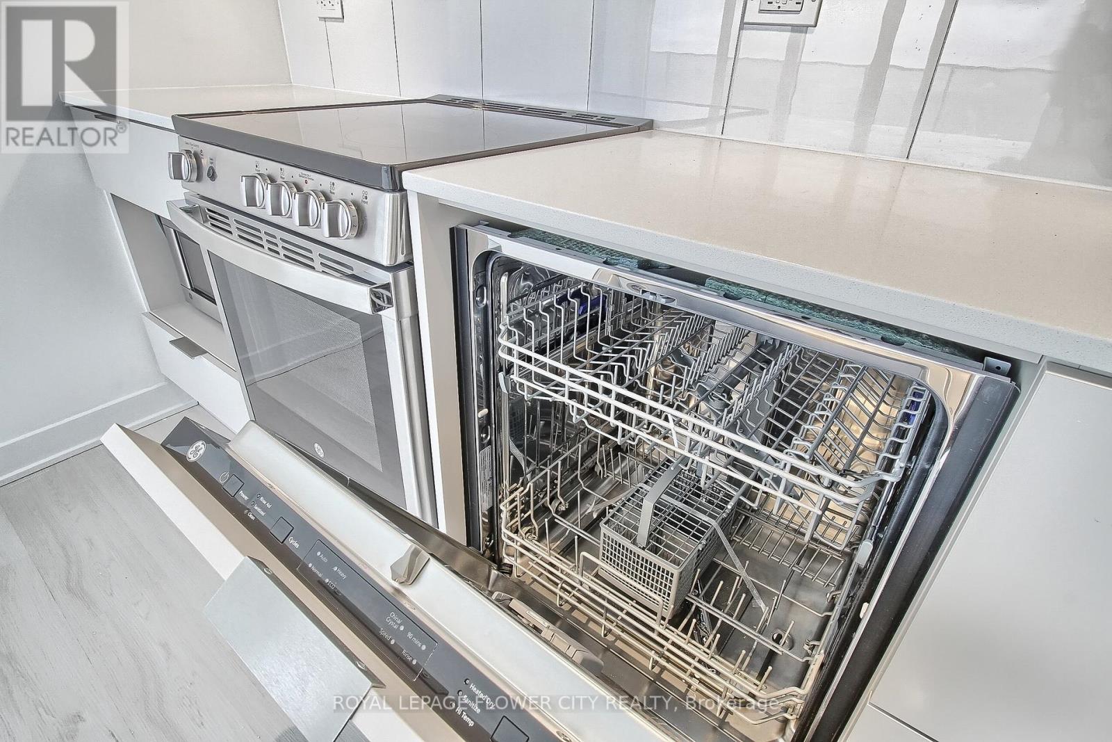 5704 - 3900 Confederation Parkway, Mississauga, Ontario  L5B 0M3 - Photo 16 - W12499808