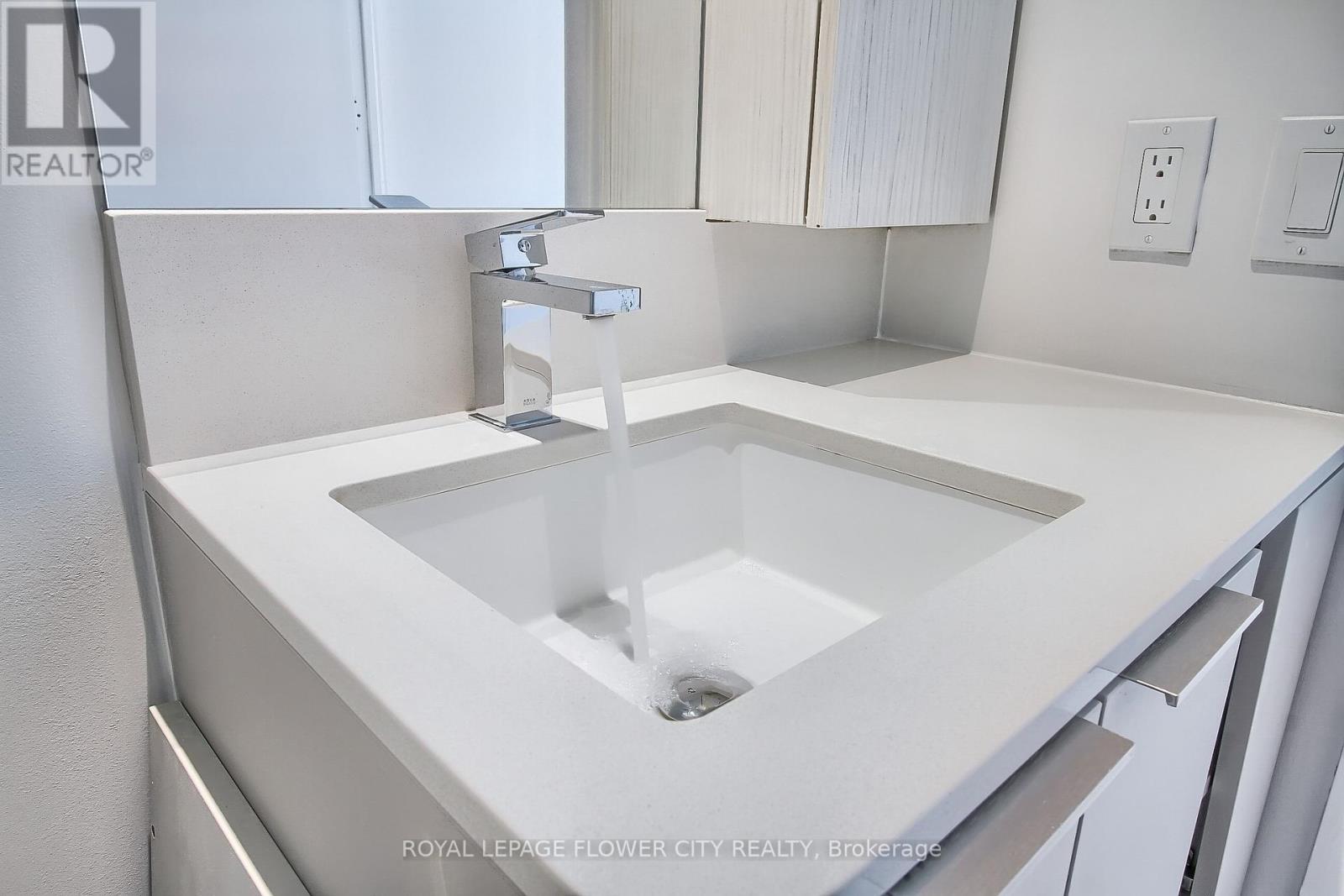 5704 - 3900 Confederation Parkway, Mississauga, Ontario  L5B 0M3 - Photo 28 - W12499808