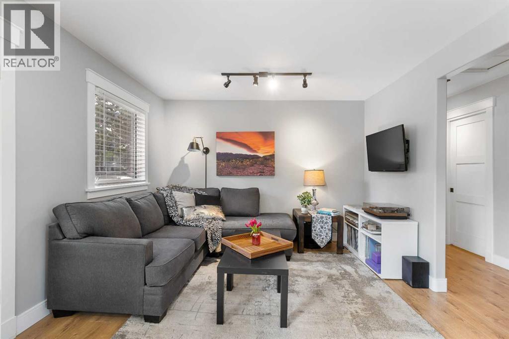 8736 34 Avenue Nw, Calgary, Alberta  T3B 1R7 - Photo 5 - A2259936