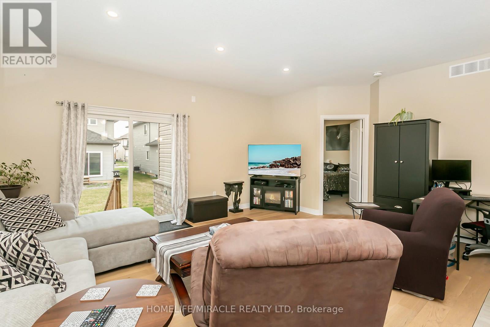 15 Tucker Street, Thorold (Hurricane/merrittville), Ontario  L2V 0G3 - Photo 10 - X12499824