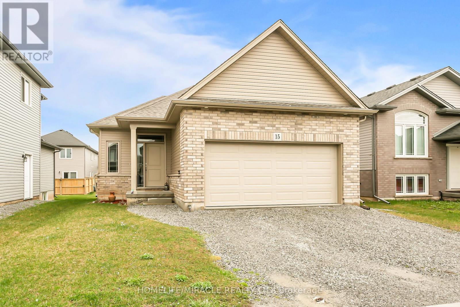 15 Tucker Street, Thorold (Hurricane/merrittville), Ontario  L2V 0G3 - Photo 2 - X12499824