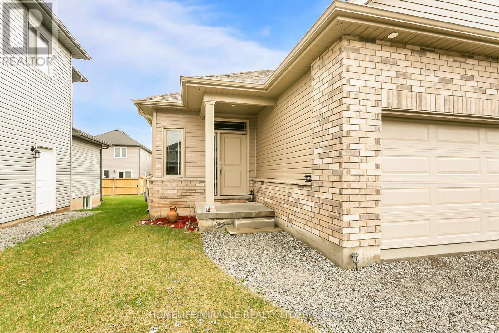 15 Tucker Street, Thorold (Hurricane/merrittville), Ontario  L2V 0G3 - Photo 3 - X12499824