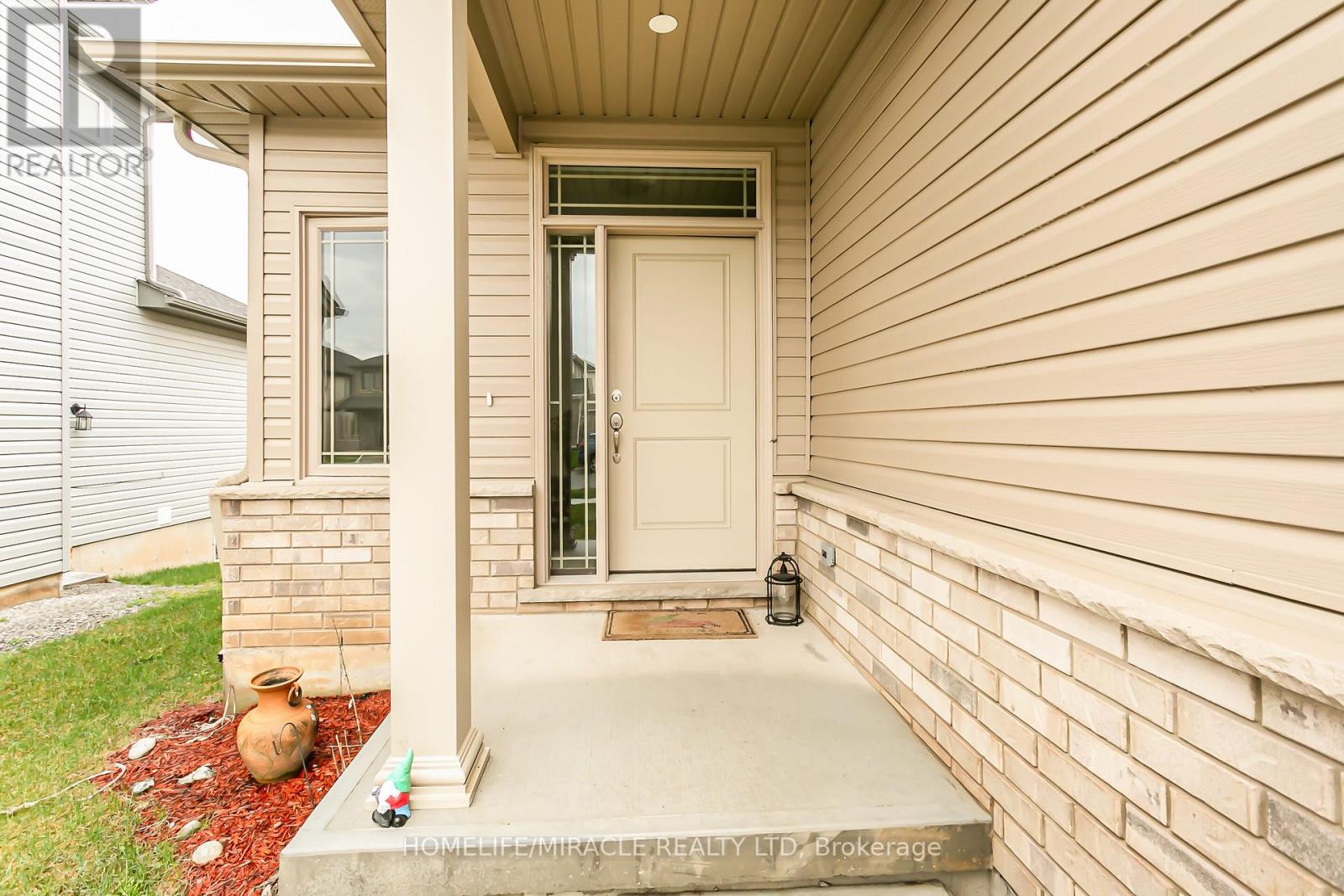 15 Tucker Street, Thorold (Hurricane/merrittville), Ontario  L2V 0G3 - Photo 4 - X12499824