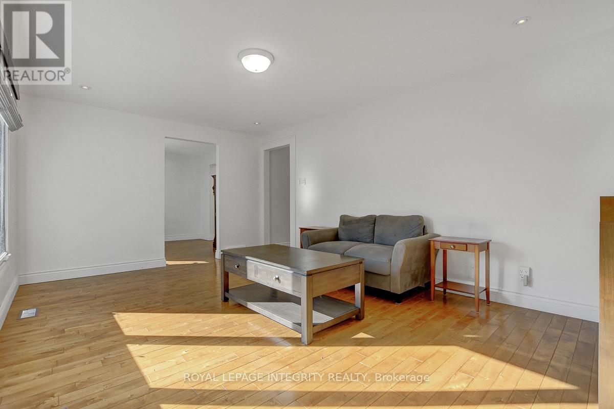 1142 Elmlea Drive, Ottawa, Ontario  K1J 6V9 - Photo 4 - X12499840