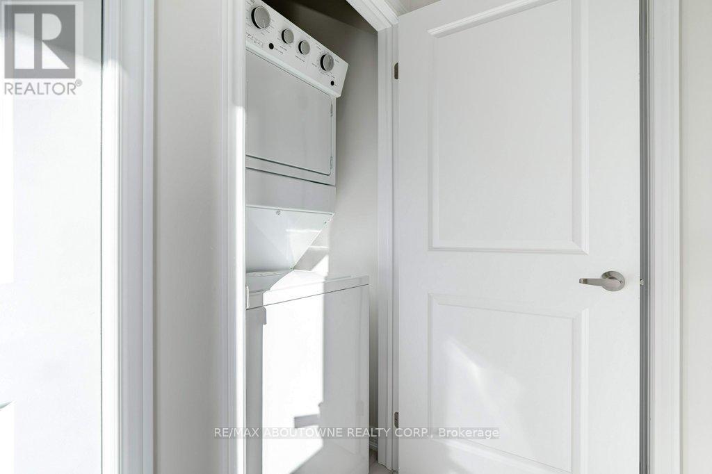 1394 Almonte Drive, Burlington, Ontario  L7P 0V8 - Photo 18 - W12499882