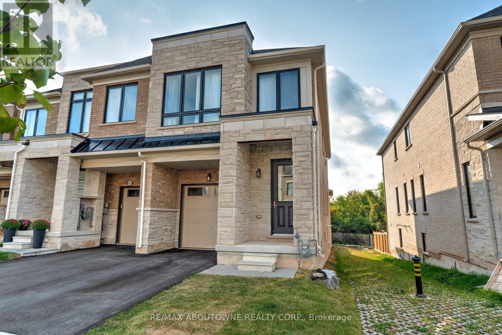 1394 Almonte Drive, Burlington, Ontario  L7P 0V8 - Photo 2 - W12499882