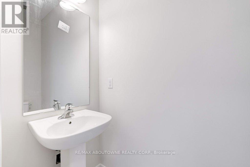 1394 Almonte Drive, Burlington, Ontario  L7P 0V8 - Photo 4 - W12499882