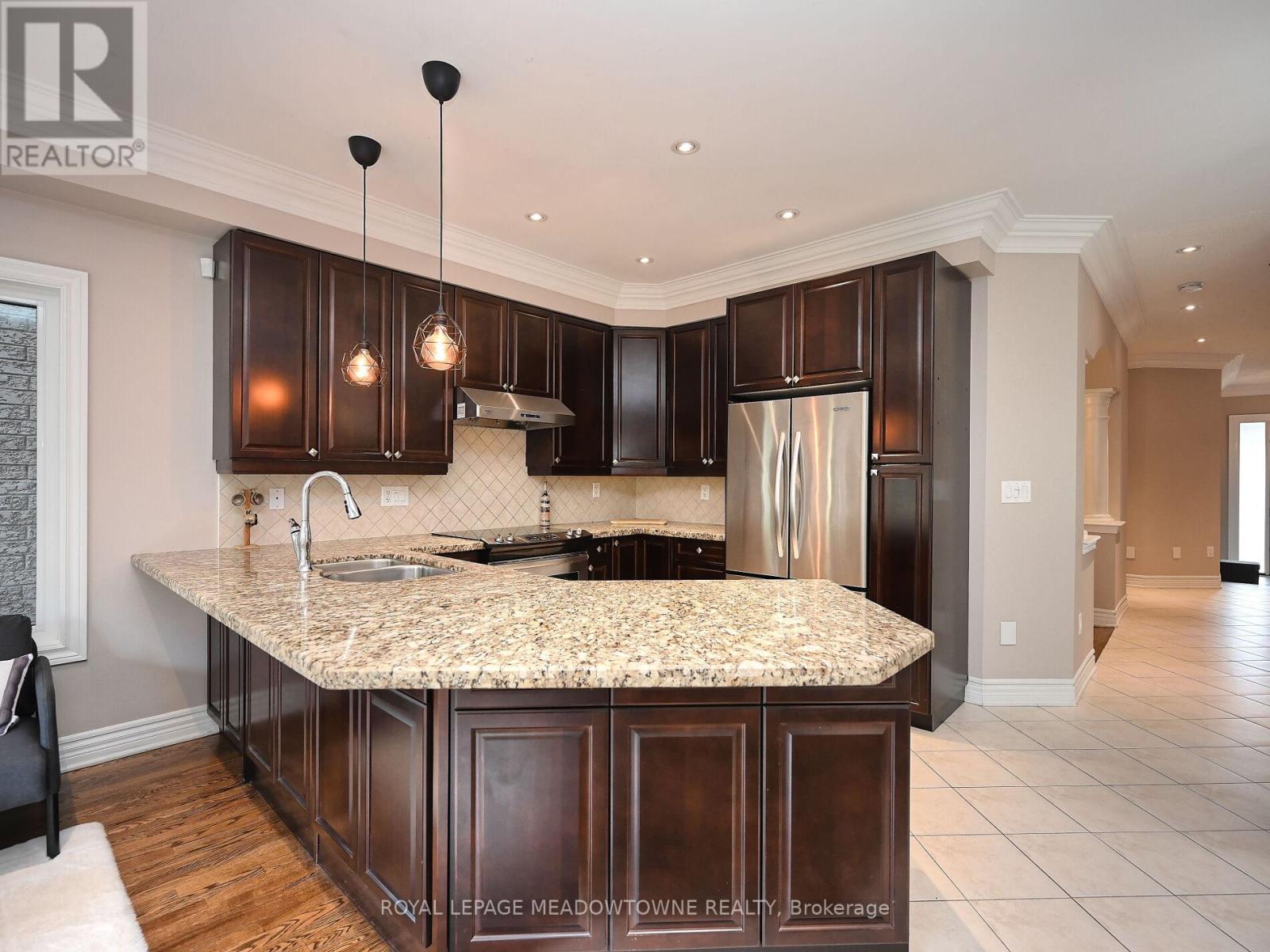 2378 Wasaga Drive, Oakville, Ontario  L6H 0B7 - Photo 12 - W12497386