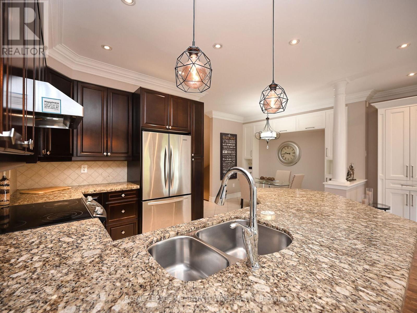 2378 Wasaga Drive, Oakville, Ontario  L6H 0B7 - Photo 13 - W12497386