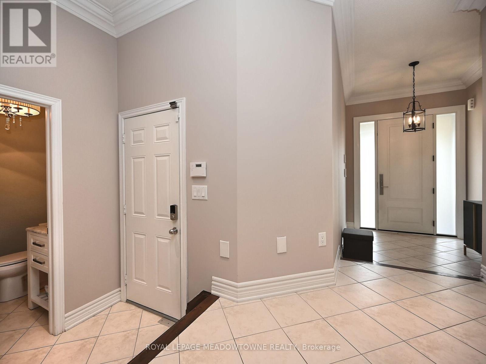 2378 Wasaga Drive, Oakville, Ontario  L6H 0B7 - Photo 7 - W12497386