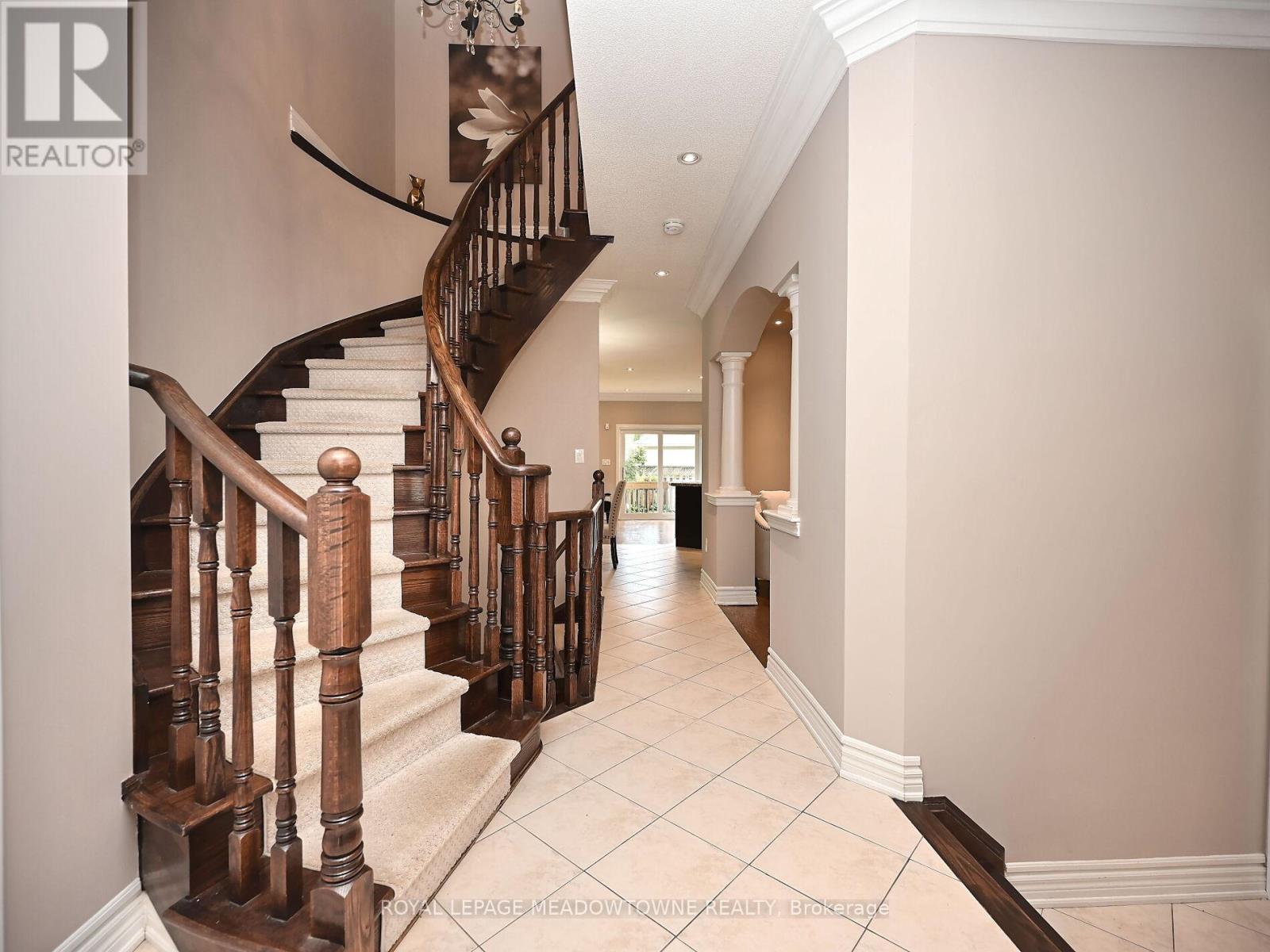 2378 Wasaga Drive, Oakville, Ontario  L6H 0B7 - Photo 8 - W12497386