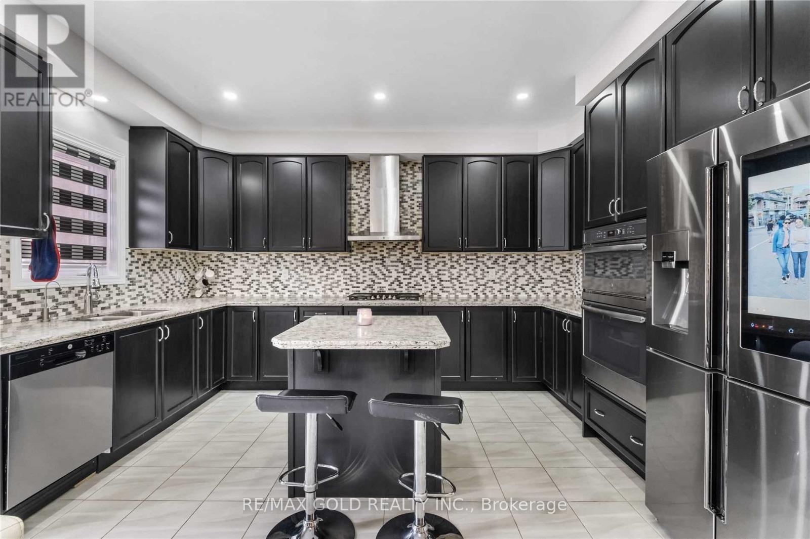 Upper - 23 Action Drive, Brampton, Ontario  L7A 5A8 - Photo 5 - W12499906