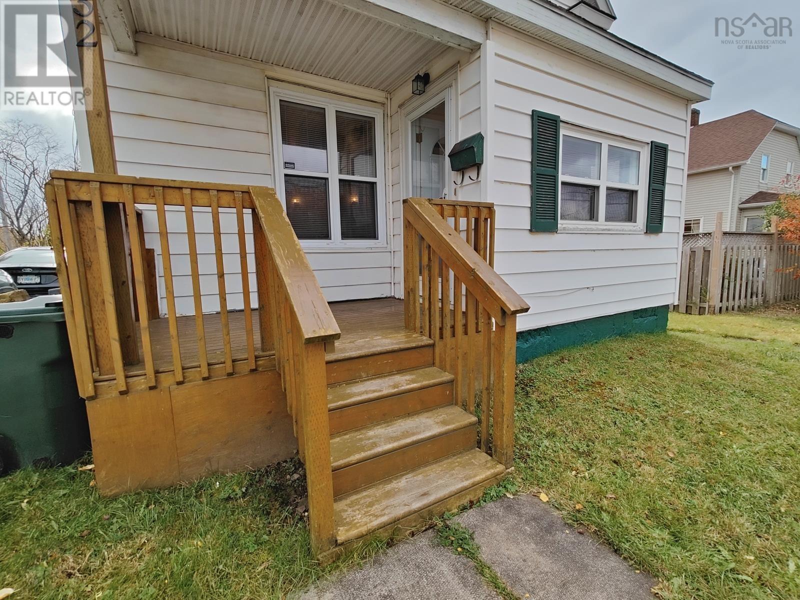 32 Mercer Street, Sydney, Nova Scotia  B1N 2X7 - Photo 2 - 202527061