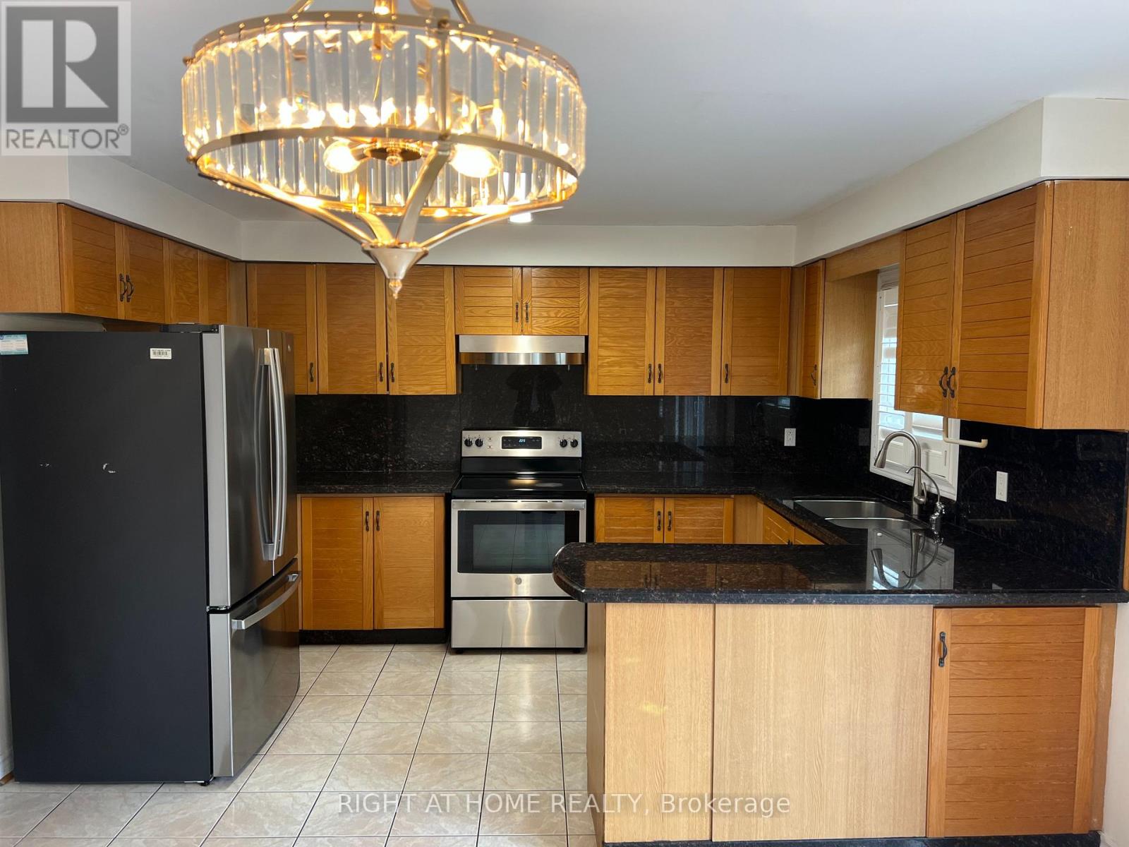 Upper Portion - 5191 Guildwood Way, Mississauga, Ontario  L5R 2T4 - Photo 8 - W12499346