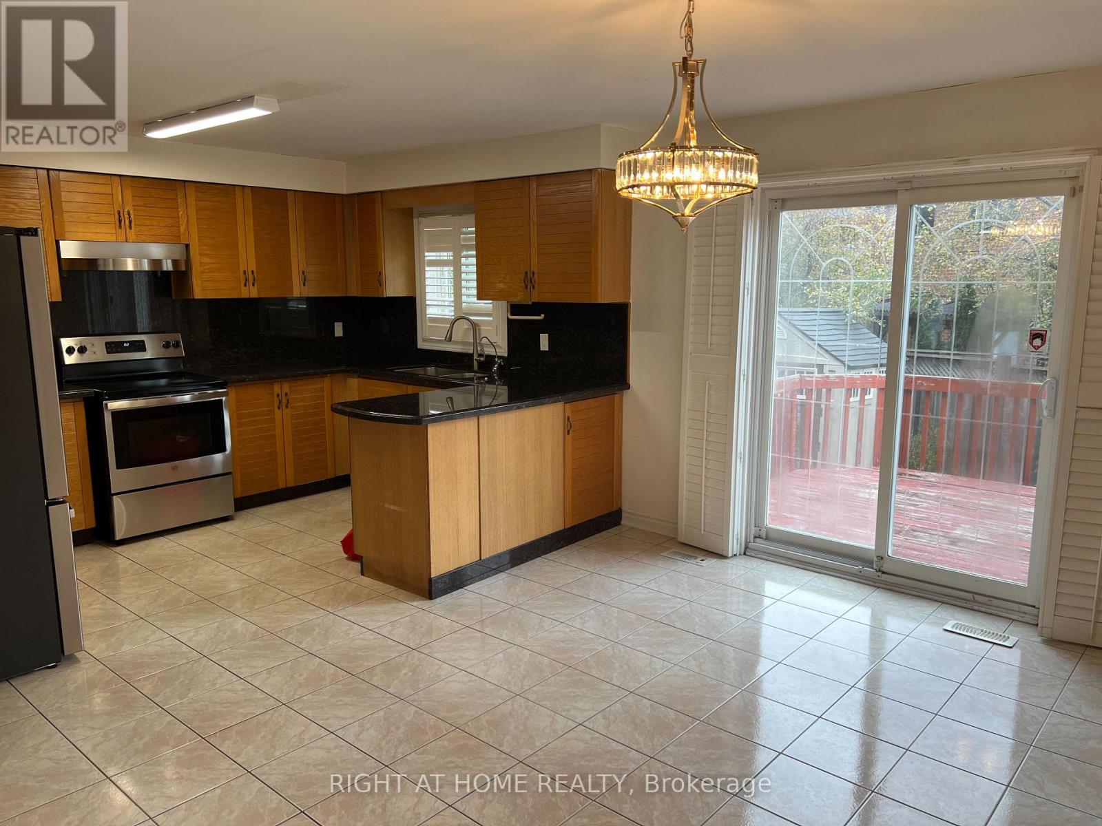 Upper Portion - 5191 Guildwood Way, Mississauga, Ontario  L5R 2T4 - Photo 9 - W12499346