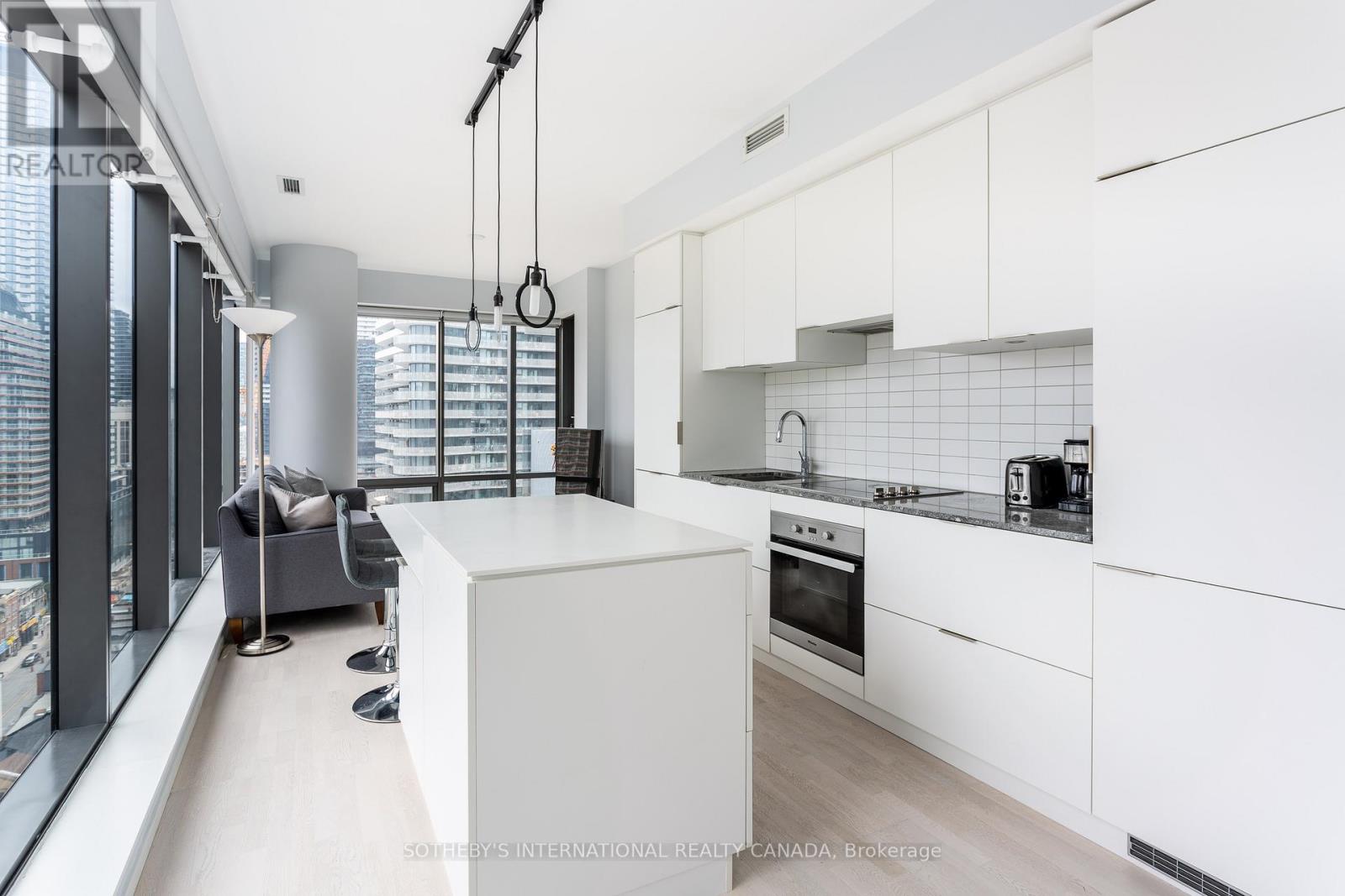 1402 - 5 St Joseph Street, Toronto, Ontario  M4Y 1J6 - Photo 3 - C12499986