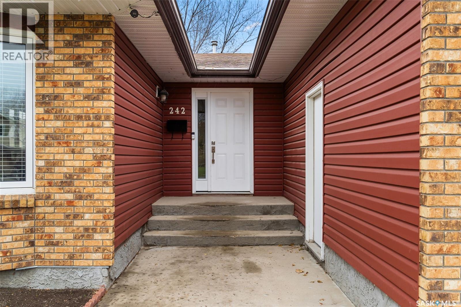 242 Hansen Drive, Regina, Saskatchewan  S4X 2Y6 - Photo 3 - SK022128