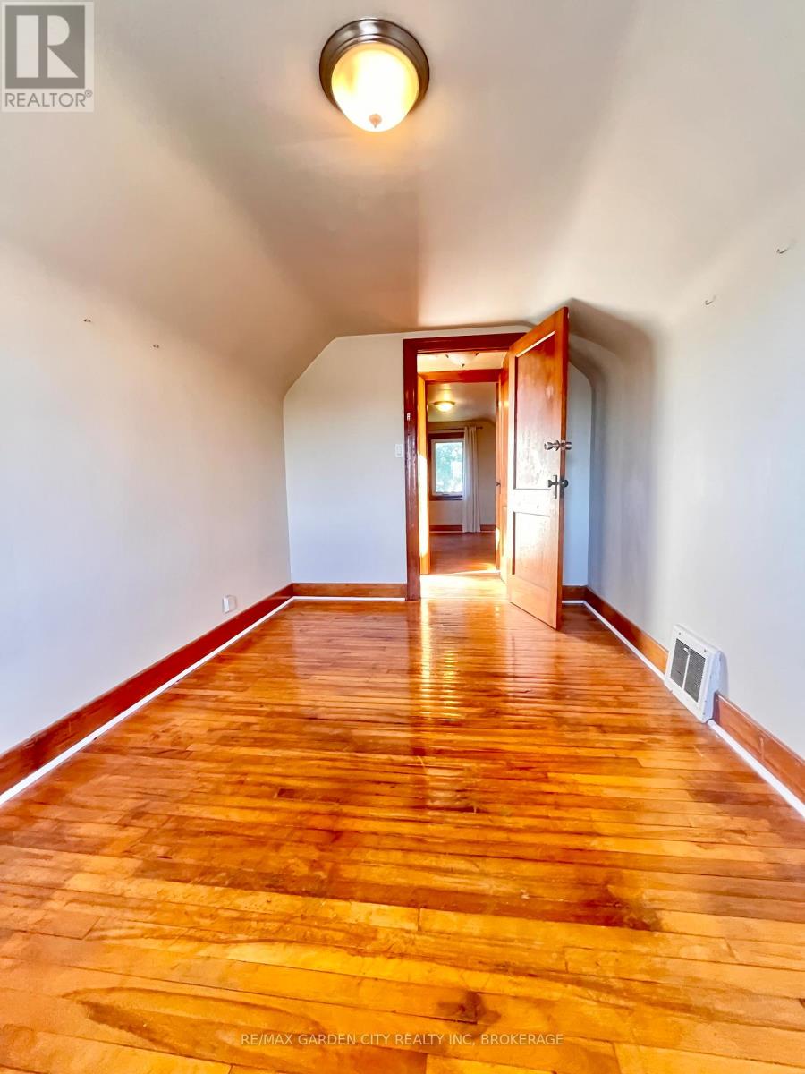 95 Page Street, St. Catharines, Ontario  L2R 4A8 - Photo 5 - X12447814