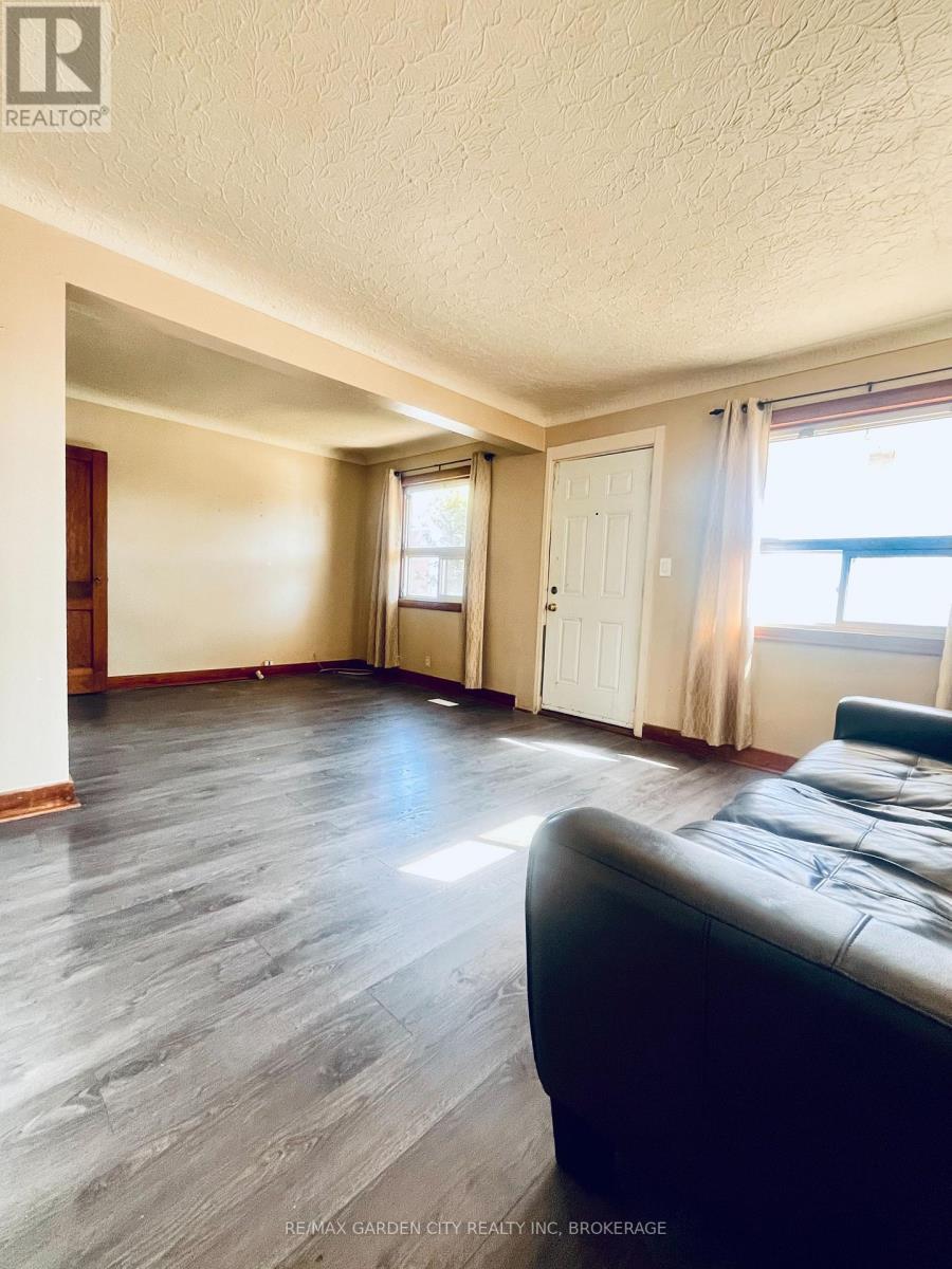 95 Page Street, St. Catharines, Ontario  L2R 4A8 - Photo 3 - X12447814