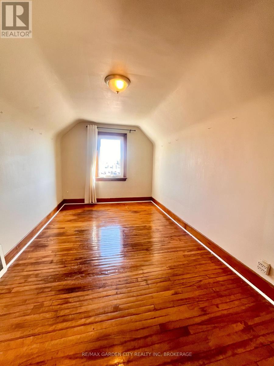 95 Page Street, St. Catharines, Ontario  L2R 4A8 - Photo 7 - X12447814