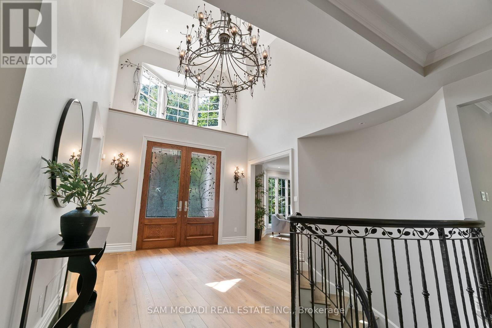 2025 Heartwood Court, Mississauga, Ontario  L5C 4P7 - Photo 4 - W12500044