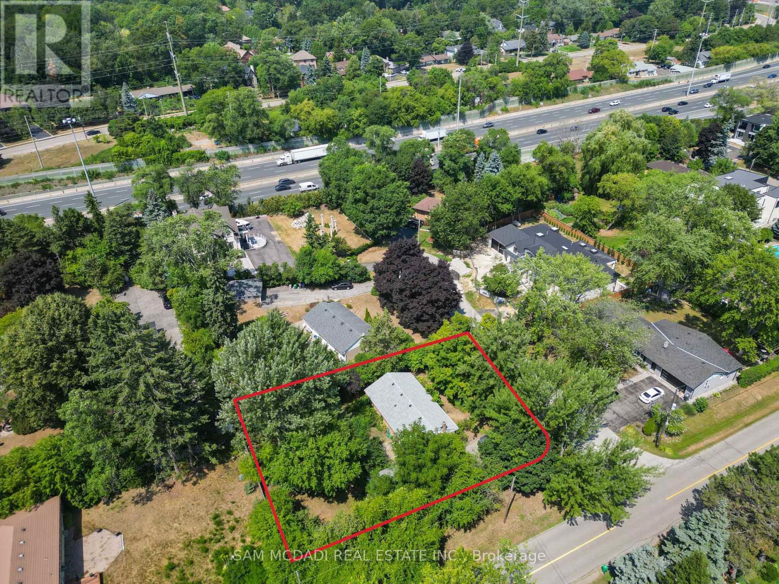 1610 Magenta Court, Mississauga, Ontario  L5G 3A7 - Photo 4 - W12500068