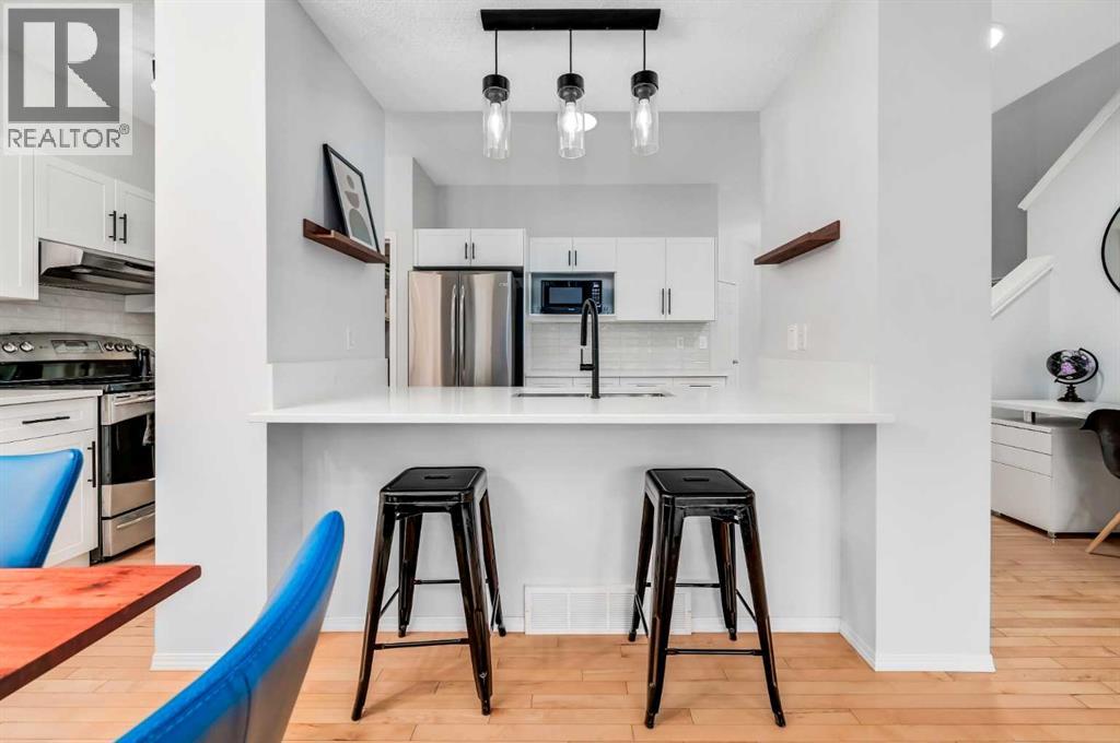 1 Cougarstone Villas Sw, Calgary, Alberta  T3H 4Z4 - Photo 5 - A2261244