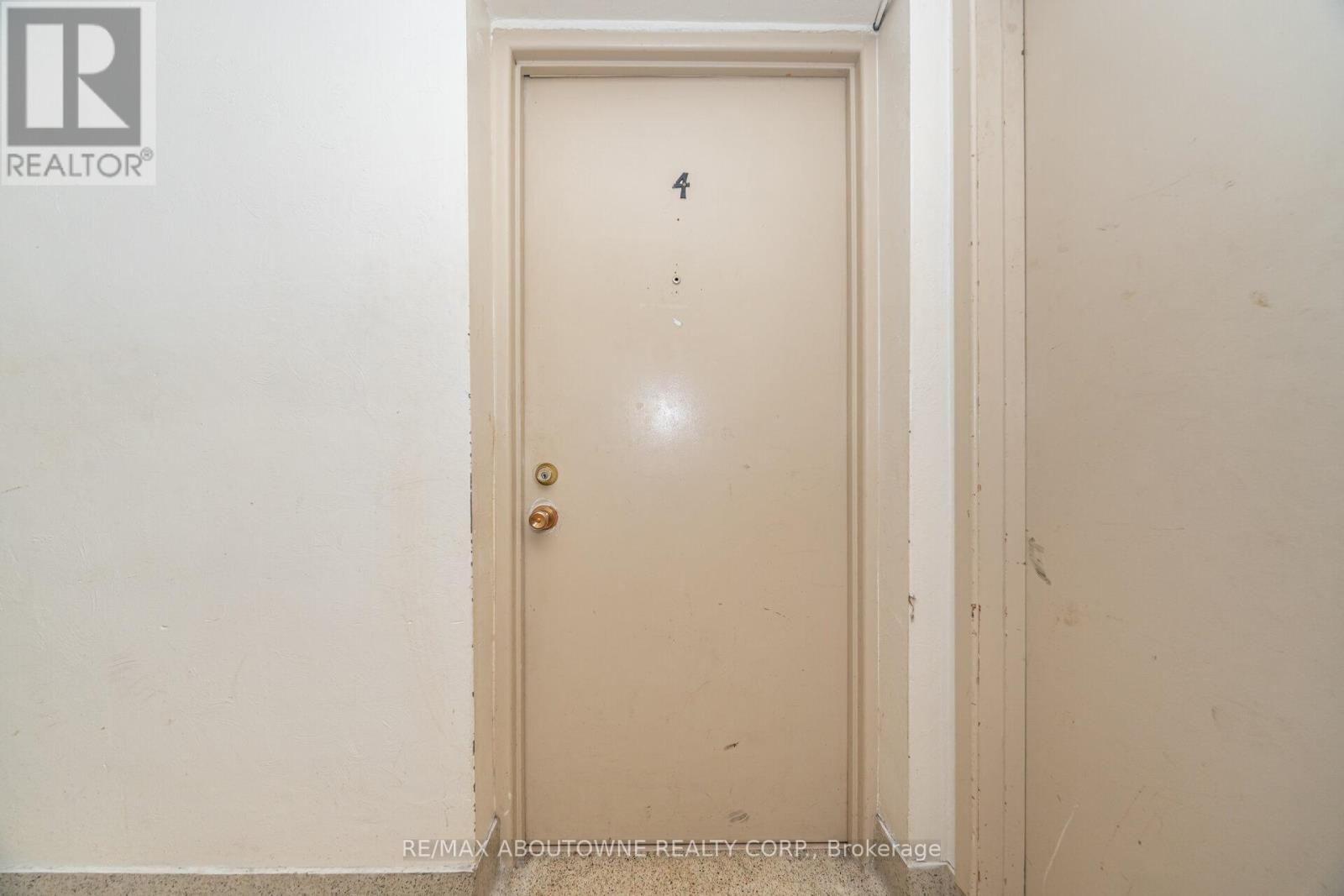 4 - 2144 Lilnan Court, Burlington, Ontario  L7R 1Y3 - Photo 2 - W12500094