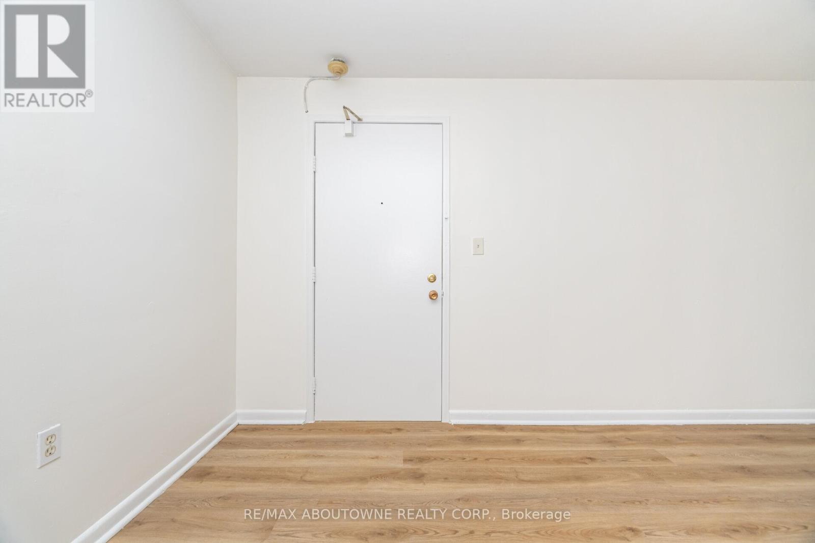 4 - 2144 Lilnan Court, Burlington, Ontario  L7R 1Y3 - Photo 3 - W12500094