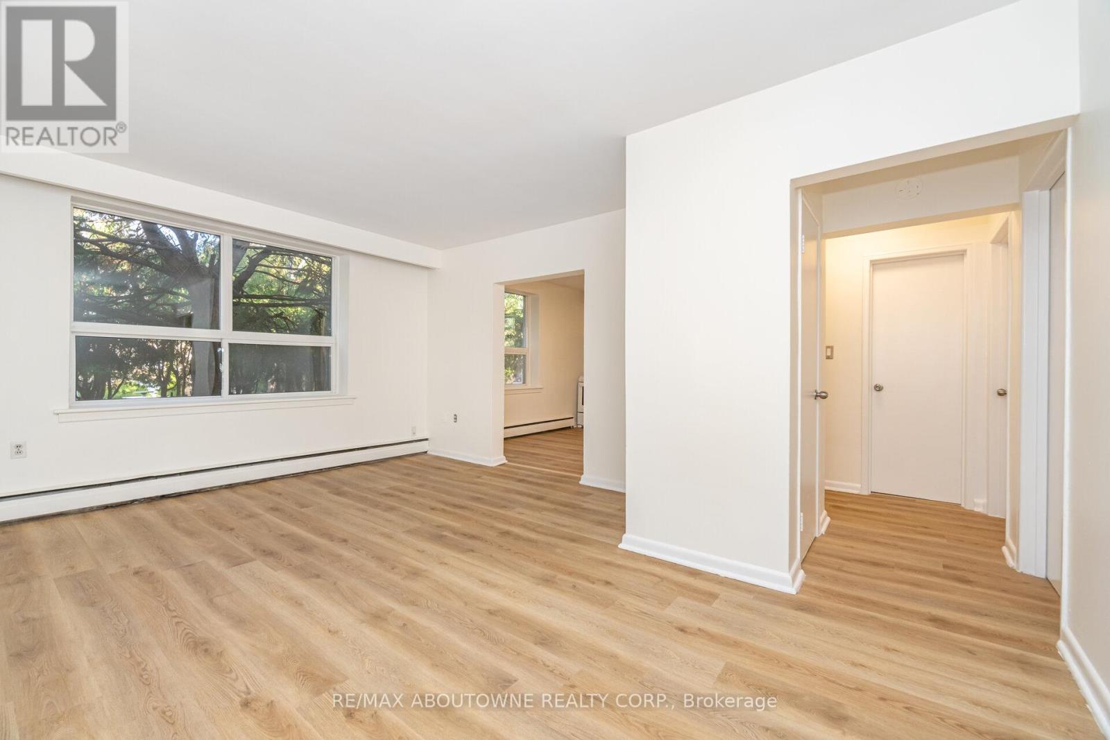 4 - 2144 Lilnan Court, Burlington, Ontario  L7R 1Y3 - Photo 4 - W12500094